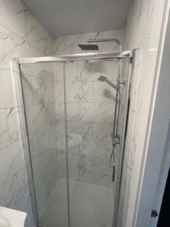 Modern 8-Room Ensuite House with Shared Lounge and Kitchen - Wythenshawe - 7