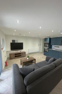 Modern 8-Room Ensuite House with Shared Lounge and Kitchen - Wythenshawe - 6