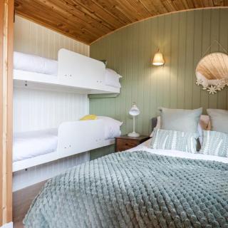 Luxury Shepherd Hut with Private Hot Tub - 7