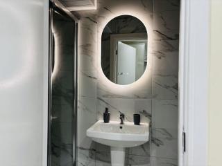 Long Stays, Families & Contractors, Free Parking - Hounslow - 8