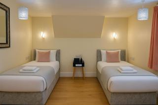 3 Bed Home Near Heathrow, Free Parking, WiFi - 9