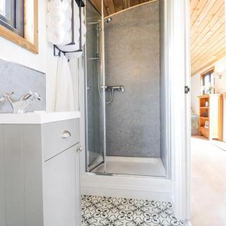 Luxury Shepherd Hut with Private Hot Tub - Swaffham Bulbeck - 4