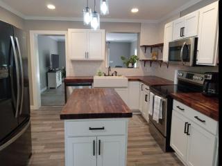Comfy Home in a Great Location! - Columbia - 3