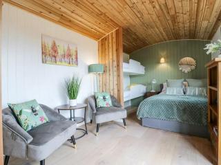 Luxury Shepherd Hut with Private Hot Tub - Swaffham Bulbeck - 3