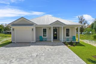 Brand New Home with In-ground Pool, Four Houses From Beautiful Laguna Beach - 2