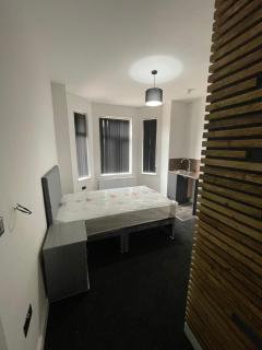 Modern 8-Room Ensuite House with Shared Lounge and Kitchen - Wythenshawe - 2