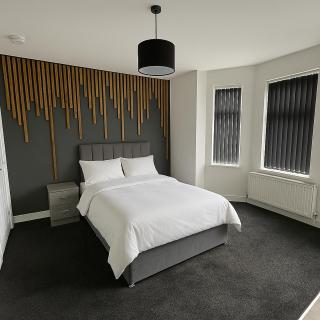 Modern 8-Room Ensuite House with Shared Lounge and Kitchen - Wythenshawe - 1