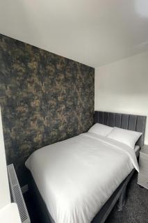 Modern 8-Room Ensuite House with Shared Lounge and Kitchen - Wythenshawe - 5