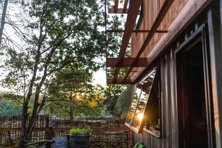 Evergreen cabin, Unique shipping container home in private woods - Chiddingly - 4