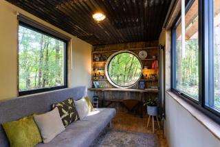 Evergreen cabin, Unique shipping container home in private woods - Chiddingly - 2