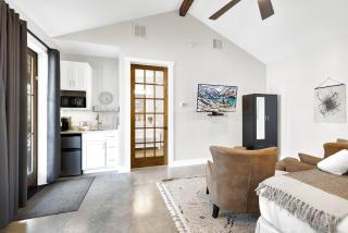 Schubert Inn Suite-B with Pool & Grill - Walk to Main - Fredericksburg - 2