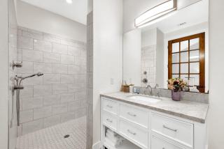 Schubert Inn Suite-B with Pool & Grill - Walk to Main - Fredericksburg - 1