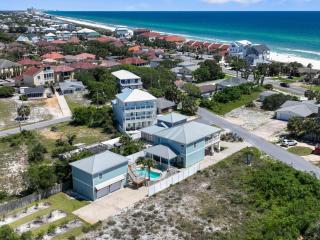 5 Bed, 5 Bath Beach Home/Only a 3 Minute Walk To The Beach! SLEEPS 12 - 6