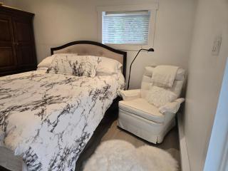 Private master bedroom in a farmhouse - Nanoose Bay - 7