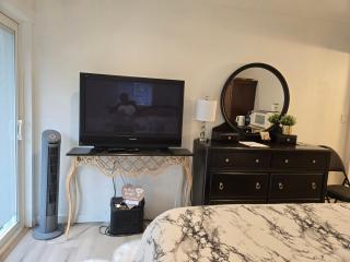 Private master bedroom in a farmhouse - Nanoose Bay - 5