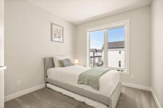 Large Single Family 3 Bedroom House with Air Conditioner, Garage and Lake View - 5