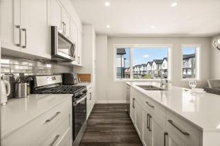 Large Single Family 3 Bedroom House with Air Conditioner, Garage and Lake View - 9