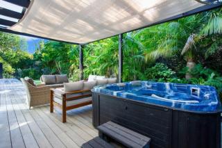Coastal Retreat w Spa Pool just Steps to the Beach - Auckland - 9