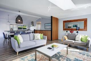 Coastal Retreat w Spa Pool just Steps to the Beach - Auckland - 4