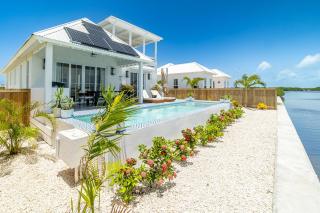 Canalfront Retreat and Mistico Beach Club plus Boat Shuttle - 4