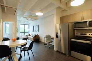 Above The Roots - Stylish 1BD on the Square - 9
