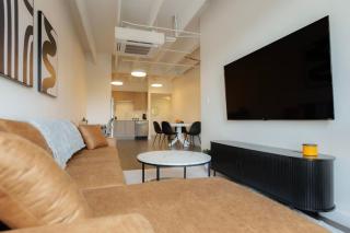 Above The Roots - Stylish 1BD on the Square - 7