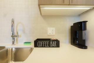 Above The Roots - Stylish 1BD on the Square - 4