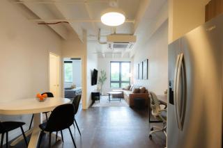 Above The Roots - Stylish 1BD on the Square - 1