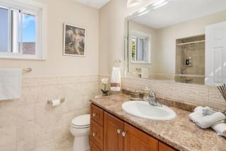 Spacious Family Home w Games, Netflix and Backyard - Mississauga - 2