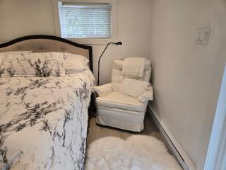 Private master bedroom in a farmhouse - Nanoose Bay - 7
