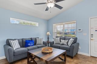 Charming 3BD/2BA HOME close to the BEACH! Sleeps 8! - 5