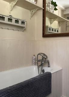 3 Bedrooms, 3 Double Beds, 6 Guests, Countryside Thatched Cottage - Four Marks - 2