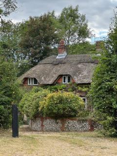 3 Bedrooms, 3 Double Beds, 6 Guests, Countryside Thatched Cottage - Four Marks - 0