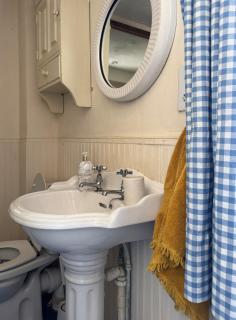 3 Bedrooms, 3 Double Beds, 6 Guests, Countryside Thatched Cottage - Four Marks - 3