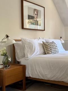 3 Bedrooms, 3 Double Beds, 6 Guests, Countryside Thatched Cottage - Four Marks - 1