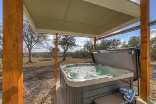 Evergreen Escape w/Hot-tub 5 Min to Downtown! - Fredericksburg - 2