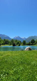 4 personnes au pied des piste et sentier de randonné - 3