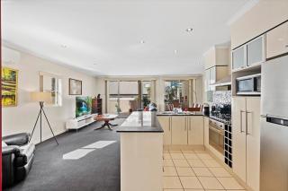 Stylish Escape Free Parking for 2 Walk to CBD - 4