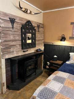 Acorn Hideaways Canton Rustic Old West Frontier Suite - Canton - 7