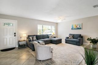 Beautiful 3BR private pool home close to all of attraction - Sunset Splash - 3