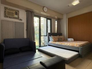 Lovely Condo Across NAIA T3 Newport with WiFi - 2