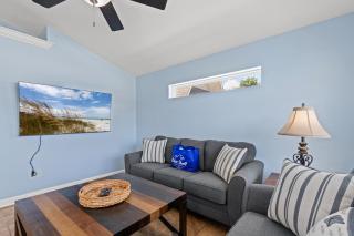 Charming 3BD/2BA HOME close to the BEACH! Sleeps 8! - 1