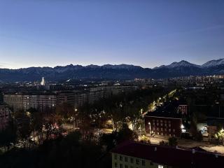 Уютная квартира с потрясающим видом на горы - Almaty - 1