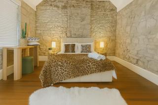 The Flinstones Luxury Stone Stay - Sidney - 5