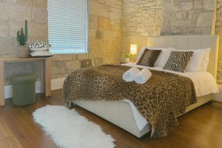 The Flinstones Luxury Stone Stay - Sidney - 1