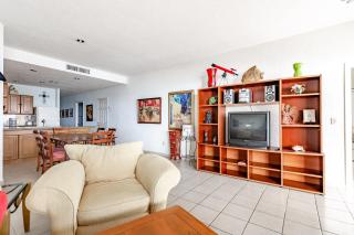 Feeling tip' Sea In Paradise Bright Oceanfront Condo - 2