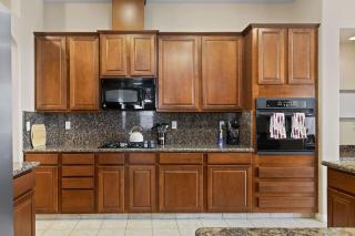Stylish Silver Falls 4BR KING Master Game Room - Bakersfield - 1