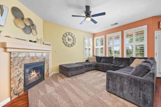 Luxury Gated Retreat Golf Course Views Sleeps 8 - Bakersfield - 4