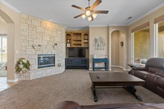 Spacious 4BR 3BA Home KING Suite Pool Sleeps 8 - Bakersfield - 6