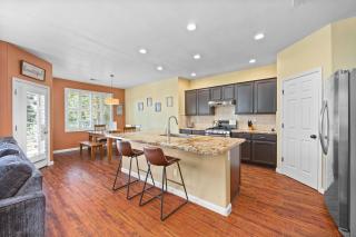 Luxury Gated Retreat Golf Course Views Sleeps 8 - Bakersfield - 2